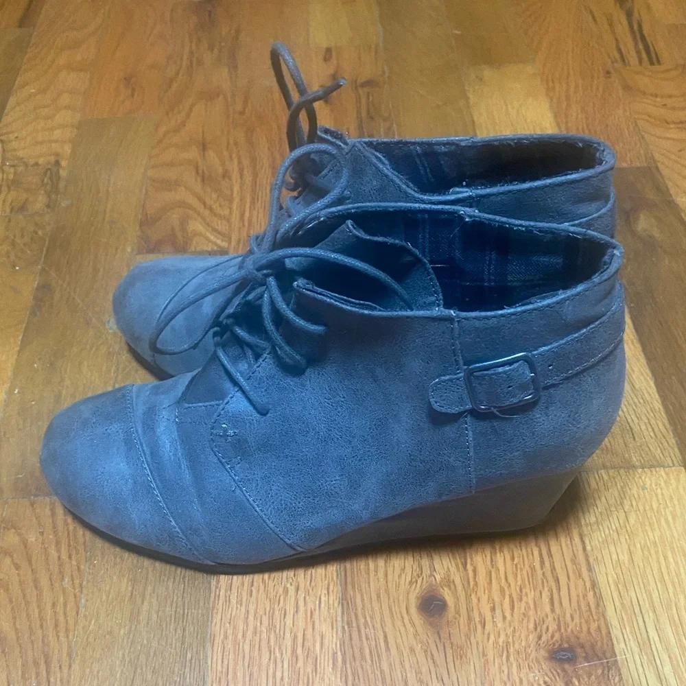 Maurices Women's 9.5 9 1/2  Cheri Gray Faux Leather Wedge Ankle Booties Lace Up